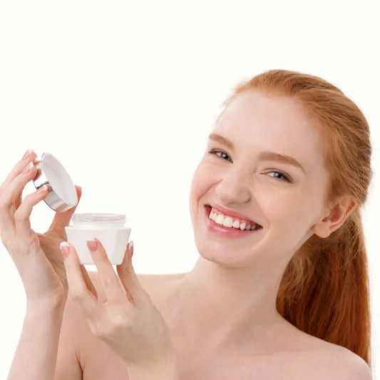 Mujer con un bote para hidratarse la piel