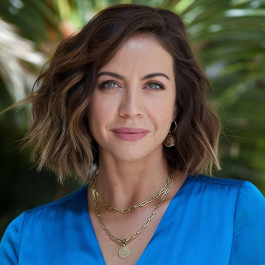 Mujer con mirada decisiva hacia el frente