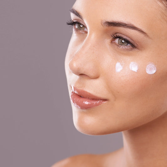 Mujer con crema facial en la cara