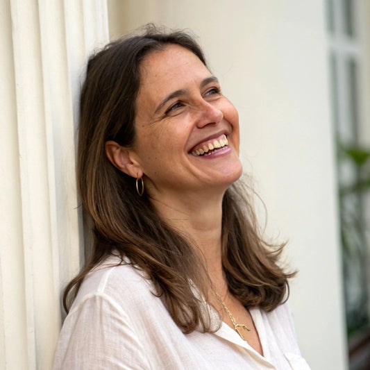 Mujer riendose y calmada