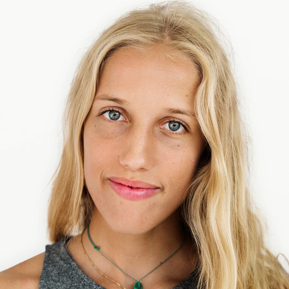 Mujer mirando hacia el frente sonriendo