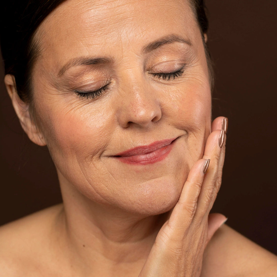 Mujer con mas de 40 años revisando su piel