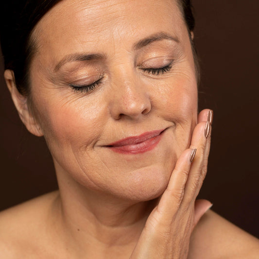 Mujer con mas de 40 años revisando su piel