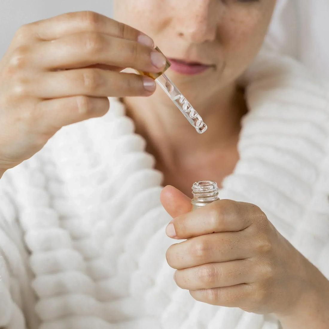 Mujer comprobando un producto