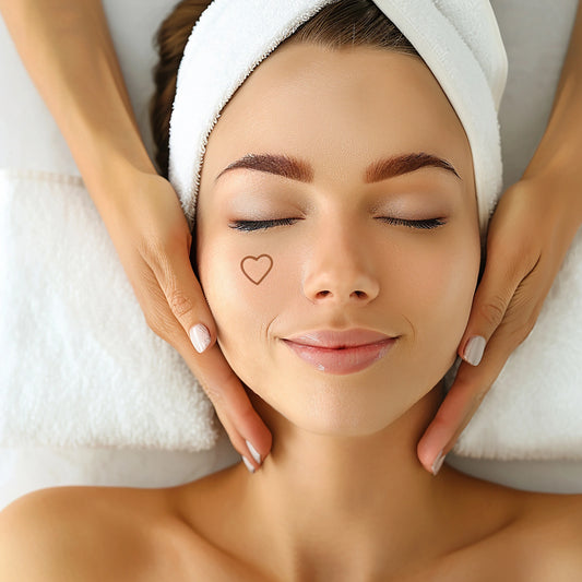 Mujer recibiendo un tratamiento estético